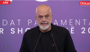 Rama: Reflektimi im p&euml;rpara &ldquo;pasqyr&euml;s s&euml; Bulevardit t&euml;