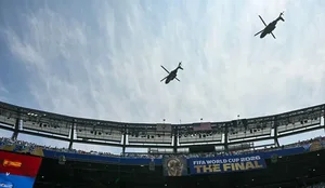 Bot&euml;rori 2026 nj&euml; spektak&euml;l yjesh, Tom Cruise, Robbie Williams