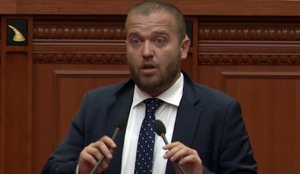 O tradhtar! Bido shp&euml;rthen ndaj Mu&ccedil;it: Ti je vorio-epirot!
