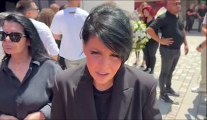 Aurela Ga&ccedil;e rr&euml;fen momentin e fundit me Enrik Mehmetin