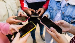 Ndalimi i rrjeteve sociale p&euml;r f&euml;mij&euml;t: Zgjidhje apo justifikim