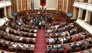 Opozita pengon procesin e votimit, duke b&euml;r&euml; zhurm&euml;, mazhornaca