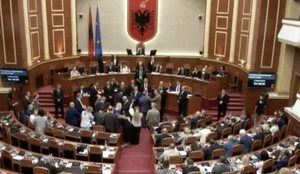 Hodhi uj&euml; drejt Ram&euml;s, Bardhi p&euml;rjashtohet nga seanca