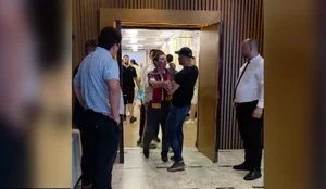 Jenisheri shkon n&euml; Kuvendin Komb&euml;tar, p&euml;rplaset me rojet e