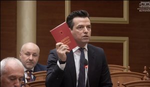 Video/ Agron Shehaj merr kopjen e vetme t&euml; marr&euml;veshjes p&euml;r