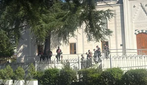 Tensione jasht&euml; Kuvendit, protestuesit tentojn&euml; t&euml; godasin me