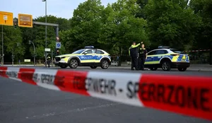 Sulm n&euml; Parad&euml;n e Krenaris&euml; n&euml; Berlin, nj&euml; grua humb
