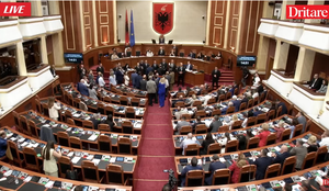 Rama shkon n&euml; Kuvend, PD bllokon foltoren. PS k&euml;rkon kalimin direkt
