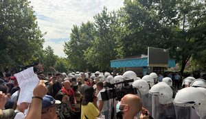 Protesta/ P&euml;rplasje te Kuvendi, sulme me vez&euml; ndaj deputet&euml;ve