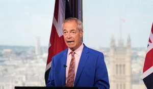 Nigel Farage jep dor&euml;heqjen si deputet mes skandalit t&euml; donacioneve,
