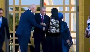 Video/ Momenti kur kryeministri Rama pritet nga presidenti Erdogan n&euml;