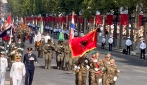 Rama n&euml; parad&euml;n ushtarake n&euml; Paris, flamuri shqiptar