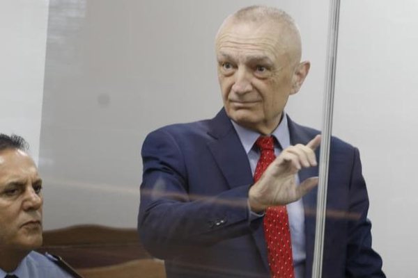 Gjyqi ndaj Met&euml;s, ish-presidenti k&euml;rkon 134 d&euml;shmitar&euml;