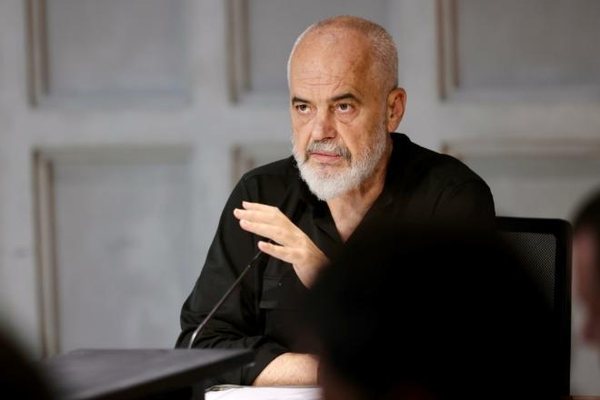 Sulmet ndaj deputet&euml;ve e polic&euml;ve te Kuvendi, Rama: Protesta e