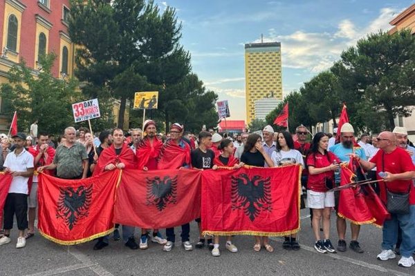 Pas dhun&euml;s para Kuvendit, protestuesit marshojn&euml; drejt