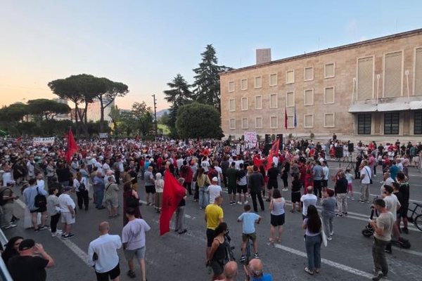 Nis protesta e 37-t&euml; para Kryeministris&euml;