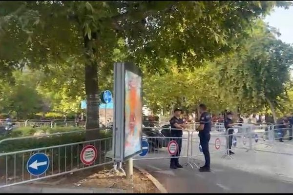Sot seanc&euml; plenare dhe protest&euml; para Parlamentit