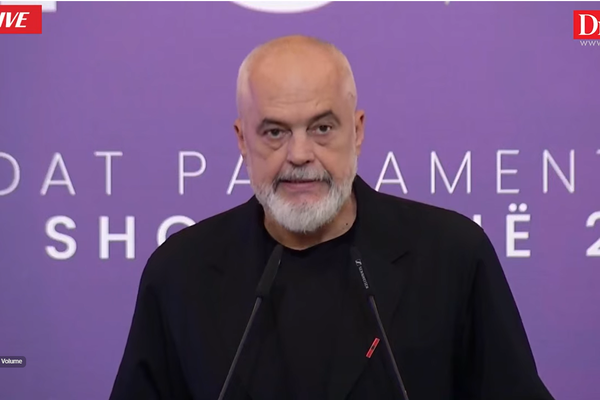 Rama: Reflektimi im p&euml;rpara &ldquo;pasqyr&euml;s s&euml; Bulevardit t&euml;