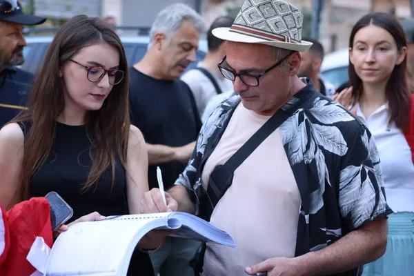 Protestuesit dor&euml;zojn&euml; n&euml; SPAK librin &lsquo;The Albanian