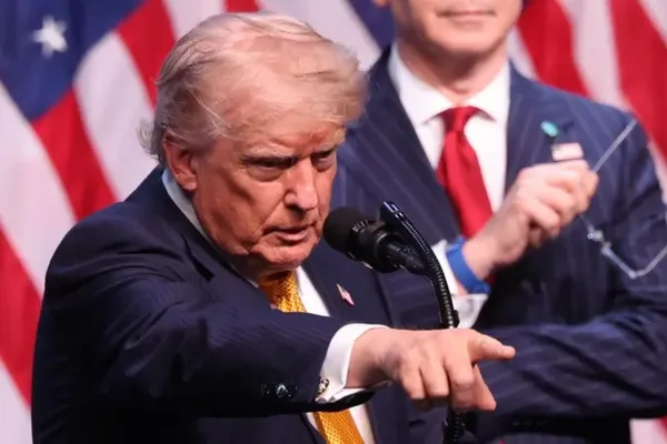 Trump njofton rikthimin e bllokad&euml;s amerikane n&euml; Ngushtic&euml;n e