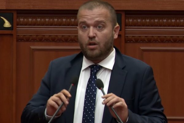 O tradhtar! Bido shp&euml;rthen ndaj Mu&ccedil;it: Ti je vorio-epirot!