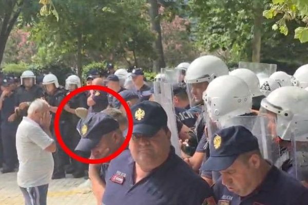 FOTO/ Tensionet para Kuvendit, momenti kur protestuesit q&euml;llojn&euml;