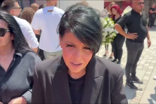 Aurela Ga&ccedil;e rr&euml;fen momentin e fundit me Enrik Mehmetin