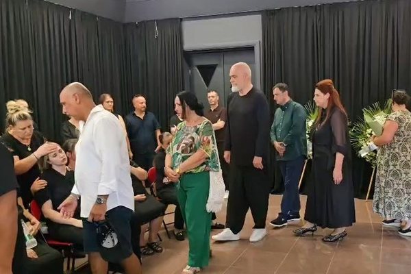 Mes lot&euml;sh dhe dhimbjes, mbahen homazhet p&euml;r Enrik Mehmetin n&euml;