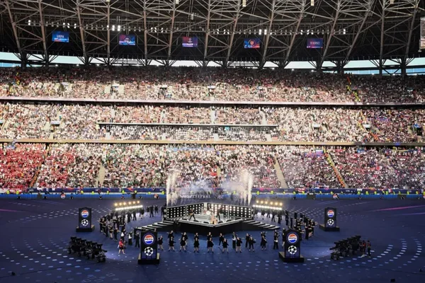 Finalja m&euml; e pazakont&euml; n&euml; histori: FIFA sjell spektak&euml;l me