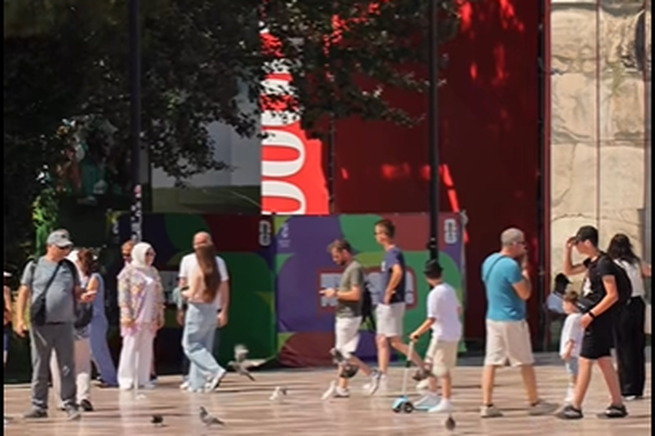 Rama publikon pamje nga Tirana me turist&euml;: Nj&euml; dit&euml; e zakonshme