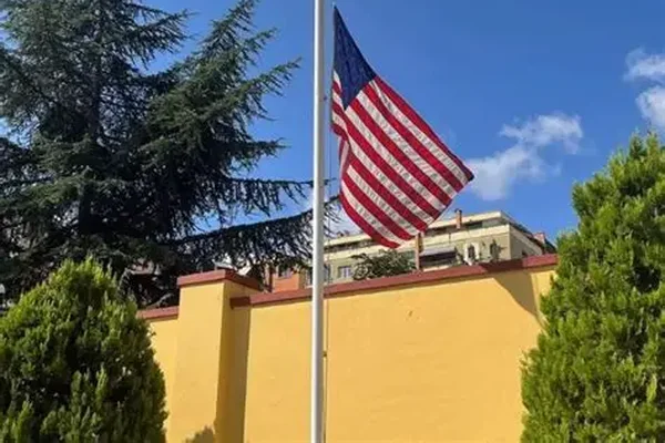 Qytetari ka nj&euml; mesazh p&euml;r Ambasad&euml;n Amerikane n&euml;
