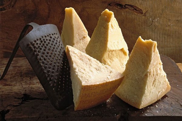 Vapa ekstreme k&euml;rc&euml;non prodhimin e Parmixhanos n&euml; Itali