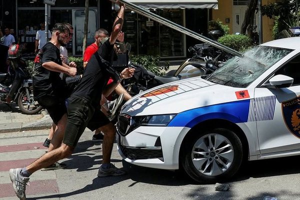 Tensionet n&euml; protest&euml;n para Kuvendit, reagon Ambasada Amerikane