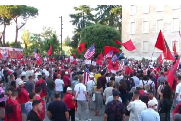 Nis protesta te Kryeministria, qytetar&euml;t: Lironi &ccedil;unat!