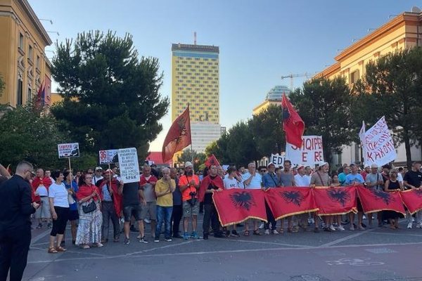 Nis protesta pas incidenteve te Komisariati nr. 3, Arben Kola: Nuk sulmuam ne!