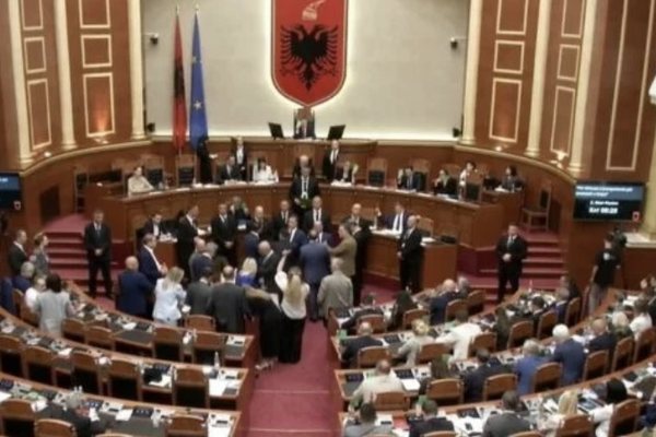 Hodhi uj&euml; drejt Ram&euml;s, Bardhi p&euml;rjashtohet nga seanca