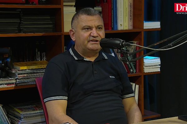 Kukullat q&euml; shkat&euml;rruan televizionin! Flet Mentor Kikia