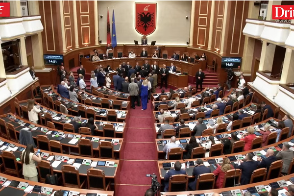 Rama shkon n&euml; Kuvend, PD bllokon foltoren. PS k&euml;rkon kalimin direkt