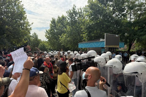 Protesta/ P&euml;rplasje te Kuvendi, sulme me vez&euml; ndaj deputet&euml;ve