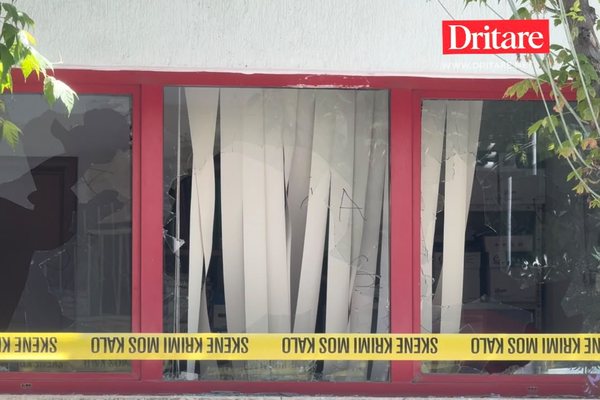 Pamjet nga Komisariati Nr. 3 pas sulmit! Gur&euml; e xhama t&euml; thyer, dera e