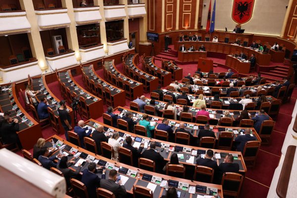 Debat n&euml; Kuvend p&euml;r Kosov&euml;n, mazhoranca dhe opozita