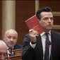 Video/ Agron Shehaj merr kopjen e vetme t&euml; marr&euml;veshjes p&euml;r