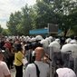 Protesta/ P&euml;rplasje te Kuvendi, sulme me vez&euml; ndaj deputet&euml;ve