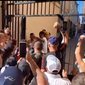 Video/ Dalin nga burgu protestuesit e 2 korrikut, pas vendimit t&euml;