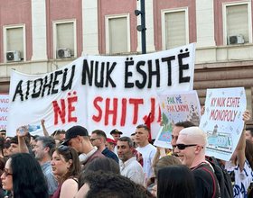 Përralla lakuriqe, stilolapsa pistoletë dhe dezinformimi me 