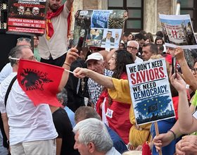 Iluzioni i shumicës së heshtur: beteja e vërtetë e Revolucionit të Flamingove