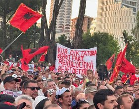 Çarjet që shembin sistemet: Pse ndryshimi demokratik duket i padukshëm derisa bëhet i pashmangshëm