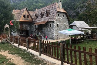 Pse hanet e Thethit mund të vlejnë më shumë në ekonomi se resorti luksoz i Zvërnecit