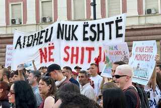 Përralla lakuriqe, stilolapsa pistoletë dhe dezinformimi me 