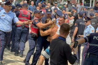 Clashes Between Protesters and Police Outside of Parliament, Several Protesters Detained